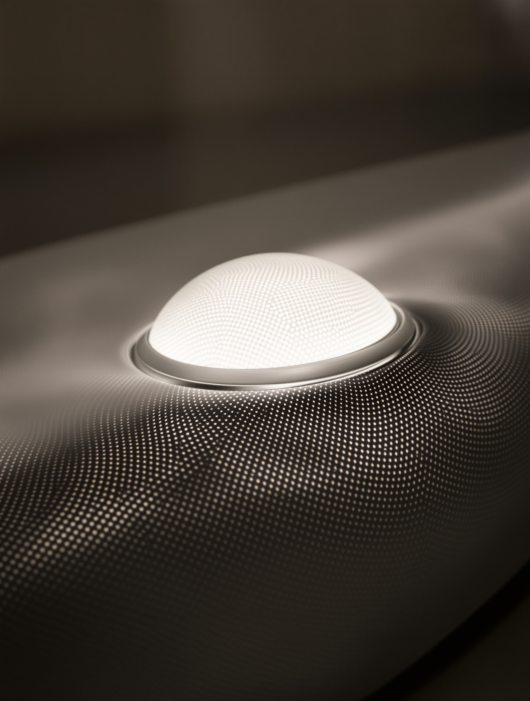 Gros plan sur l'ORB® central de la barre Devialet Dione, bijou technologique.