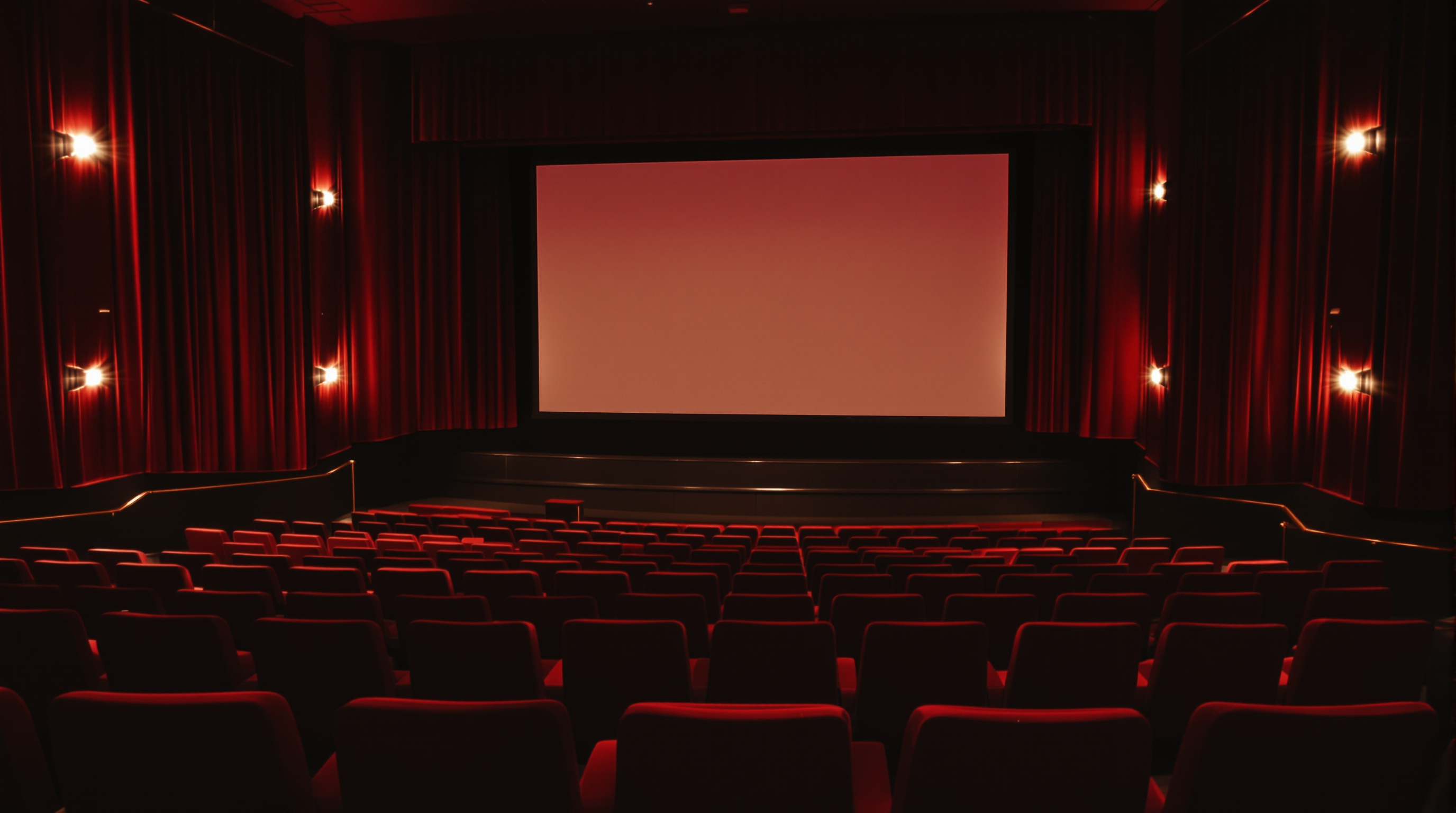 Vue intérieure d'une salle du cinéma La Coupole, avec les sièges rouges et l'écran éteint, créant une atmosphère d'attente et de mystère avant la projection.
